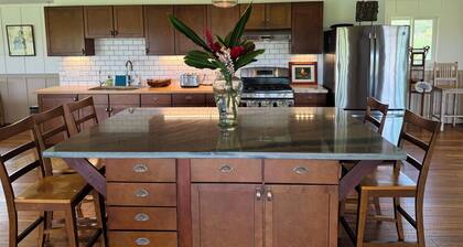 Tranquil 1-bedroom cottage across from the beach perfect for North Shore getaway