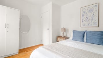 Een strijkplank/strijkijzer, wifi, beddengoed