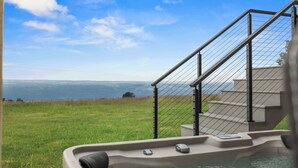 Outdoor spa tub - Seneca Vista - Breathtaking Views & Hot Tub (Burdett)