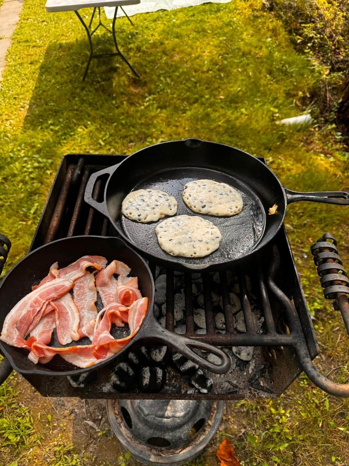 Un plat composé d’une portion de trois crêpes et d’une poêle de lardons.