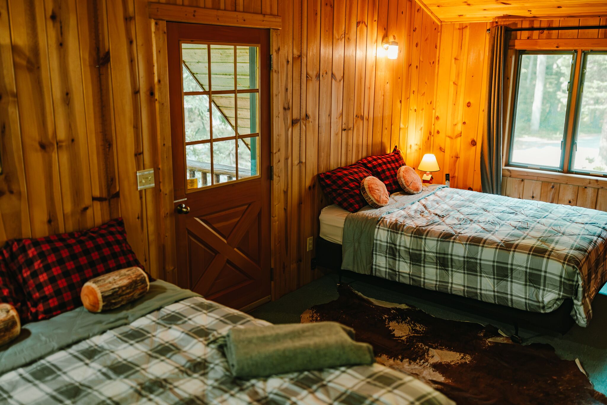 2 bedrooms, internet, bed sheets