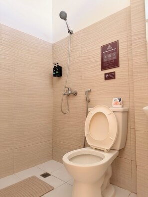 Bathroom - Sierra Monte Hot Spring Resort - 3 Bedroom Private Hot Spring (Calamba)