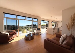 Living area - Mānuka Retreat - Private Luxury, Panoramic Views (Cable Bay)