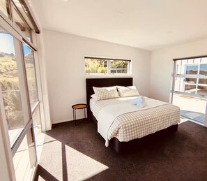 5 bedrooms, iron/ironing board, WiFi, bed sheets - Mānuka Retreat - Private Luxury, Panoramic Views (Cable Bay)