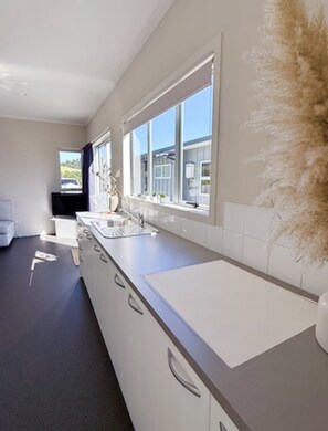 Interior - Mānuka Retreat - Private Luxury, Panoramic Views (Cable Bay)