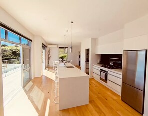Private kitchen - Mānuka Retreat - Private Luxury, Panoramic Views (Cable Bay)