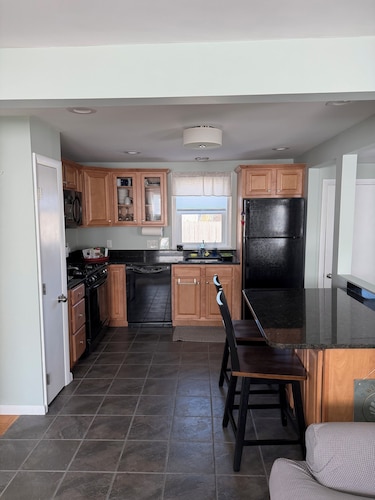 New Cozy Home 2-bedroom sleep 6 with great outdoor area in seaside Narragansett