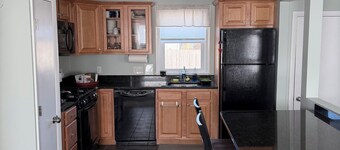 New Cozy Home 2-bedroom sleep 6 with great outdoor area in seaside Narragansett