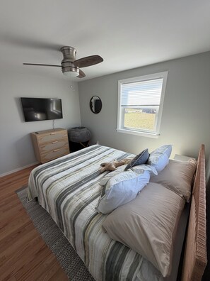 Tabla de planchar con plancha, wifi gratis y ropa de cama 