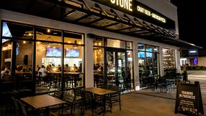 Un restaurante llamado 'Oak & Stone' con terraza y zona de bar.