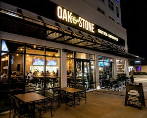 Ein Restaurant namens 'Oak & Stone' mit Außenbereich und einer Bar.