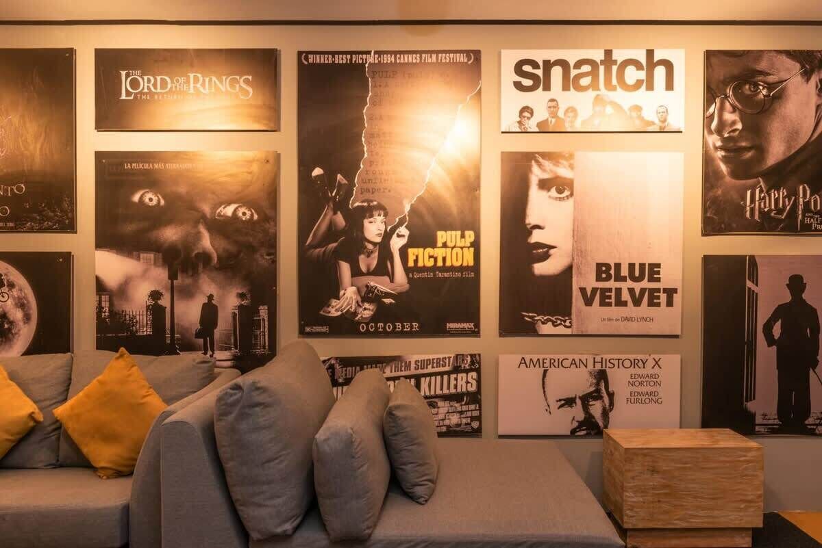 Un mur orné d’affiches de films, notamment « Le Seigneur des anneaux », « Snatch » et « Blue Velvet ».