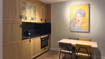 Coffee/tea maker, fridge, microwave, oven