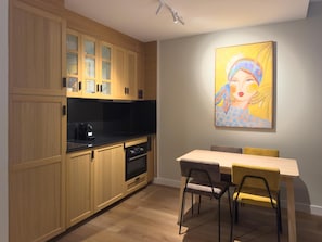 Wasserkocher mit Kaffee-/Teezubehör, Kühlschrank, Mikrowelle, Ofen