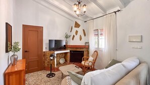 TV - Amazing home in Frigiliana (Frigiliana)