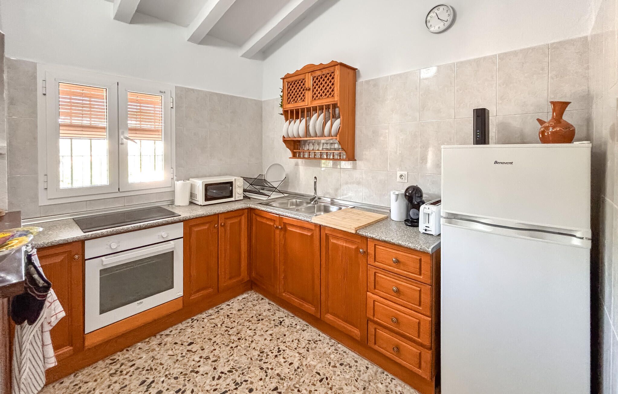 Coffee/tea maker, fridge, microwave, stovetop
