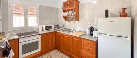 Coffee/tea maker, fridge, microwave, stovetop