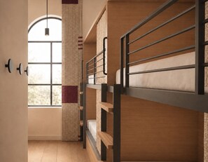 Una habitación con literas, una ventana con cortinas y un aplique colgante.