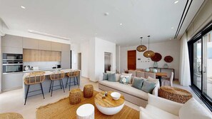 Un espacio habitable moderno con cocina, comedor y zona de estar.