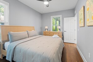 A bedroom with a bed, bedside tables, a wardrobe, and a door. - 7 Minutes to Campus! (Gainesville)