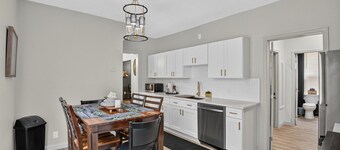 Beautiful 6-bedroom Cleveland charming house with AC and fenced in backyard