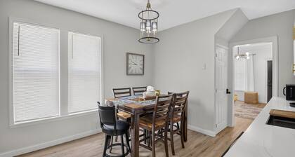 Beautiful 6-bedroom Cleveland charming house with AC and fenced in backyard