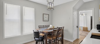 Beautiful 6-bedroom Cleveland charming house with AC and fenced in backyard