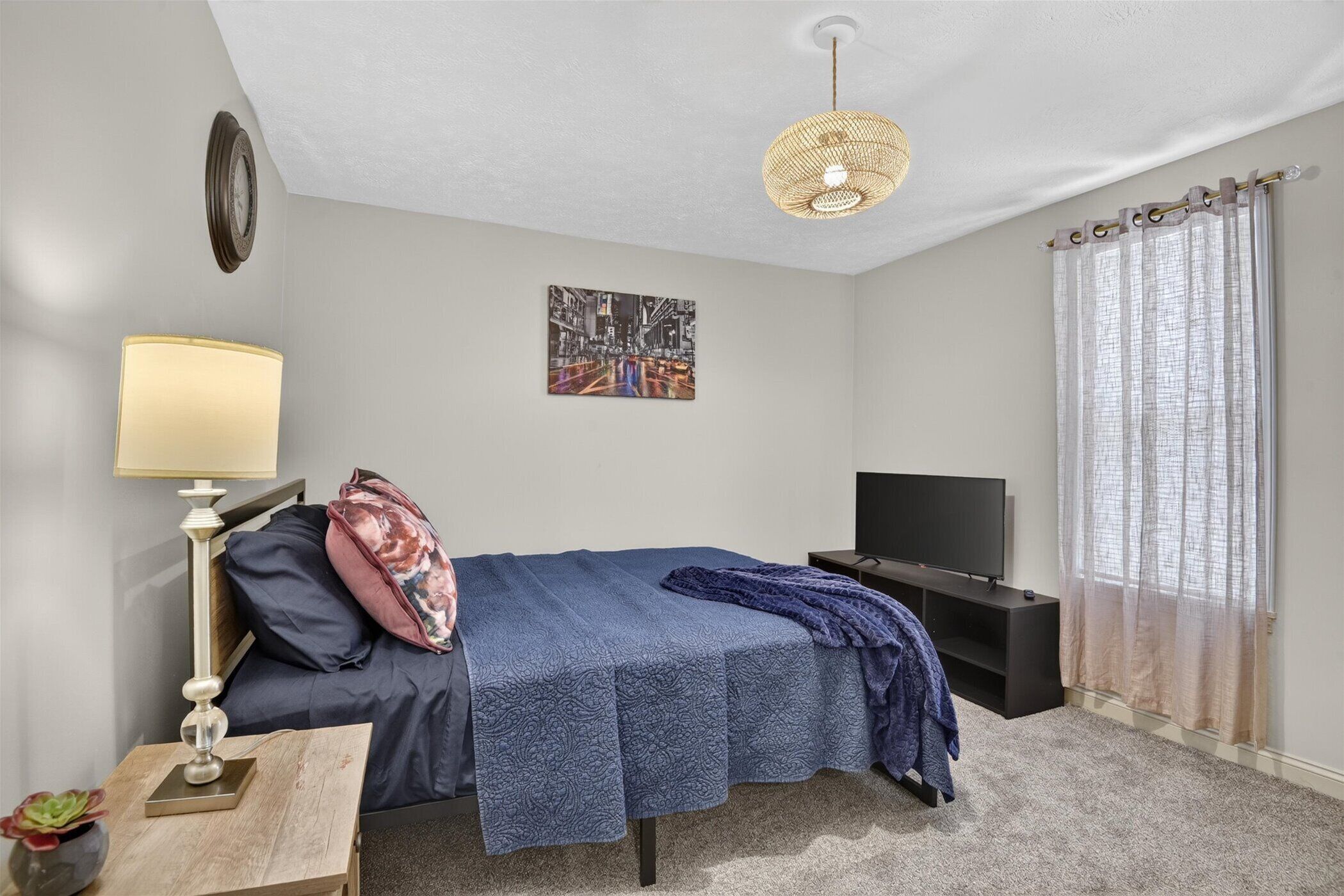 6 bedrooms, iron/ironing board, WiFi, bed sheets