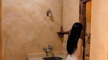 Superior Double Room, Balcony, Courtyard View | Bathroom