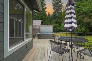 Eine Terrasse mit Gartenmöbeln und einem Whirlpool.