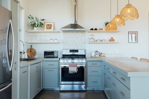 Private kitchen - Park-edge hot tub retreat · dogs welcome (Joshua Tree)