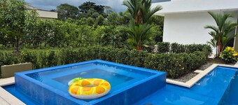 Spacious 4-Bedroom Country House with Pool, Jacuzzi & Lush Gardens