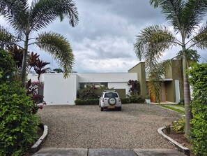 Exterior - Spacious 4-Bedroom Country House with a Pool, Jacuzzi, and Lush Gardens (Restrepo)