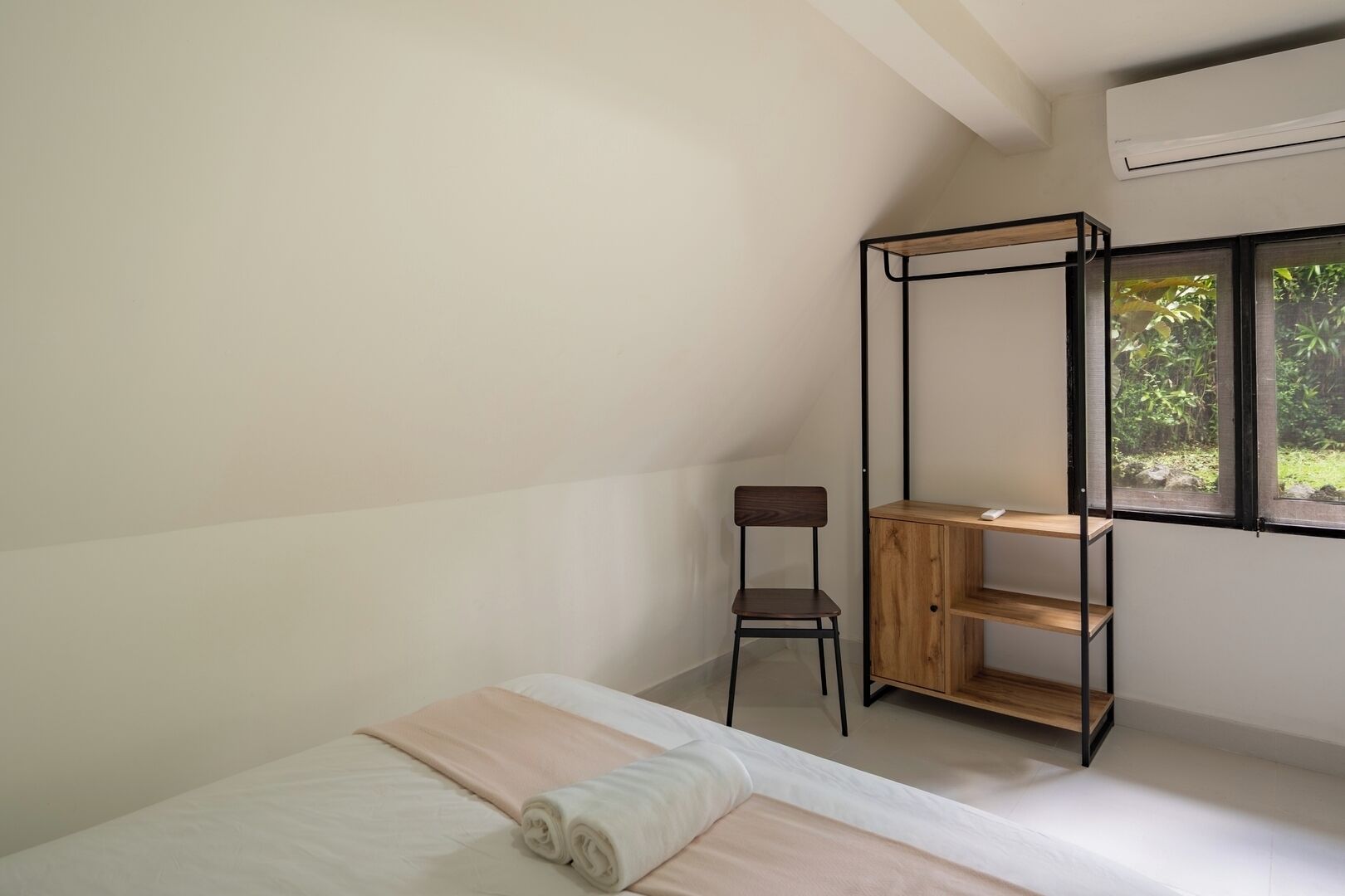 5 bedrooms, iron/ironing board, travel cot, bed sheets