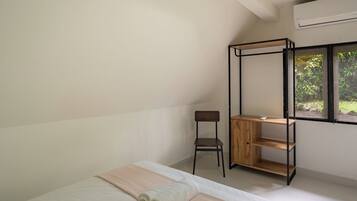 5 bedrooms, iron/ironing board, travel cot, bed sheets