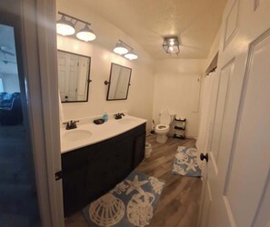 Bathroom - The Pelican Roost - Steinhatchee, FL (Steinhatchee)
