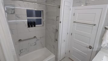 Premier-Suite, 1 King-Bett, Nichtraucher, eigenes Bad (Premier Suite) | Badezimmer | Haartrockner, Bidet, Handtücher, Seife