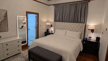 Premier Suite, 1 King Bed, Non Smoking, Private Bathroom (Premier Suite)