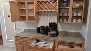Lemari es kecil, microwave, oven, dan kompor