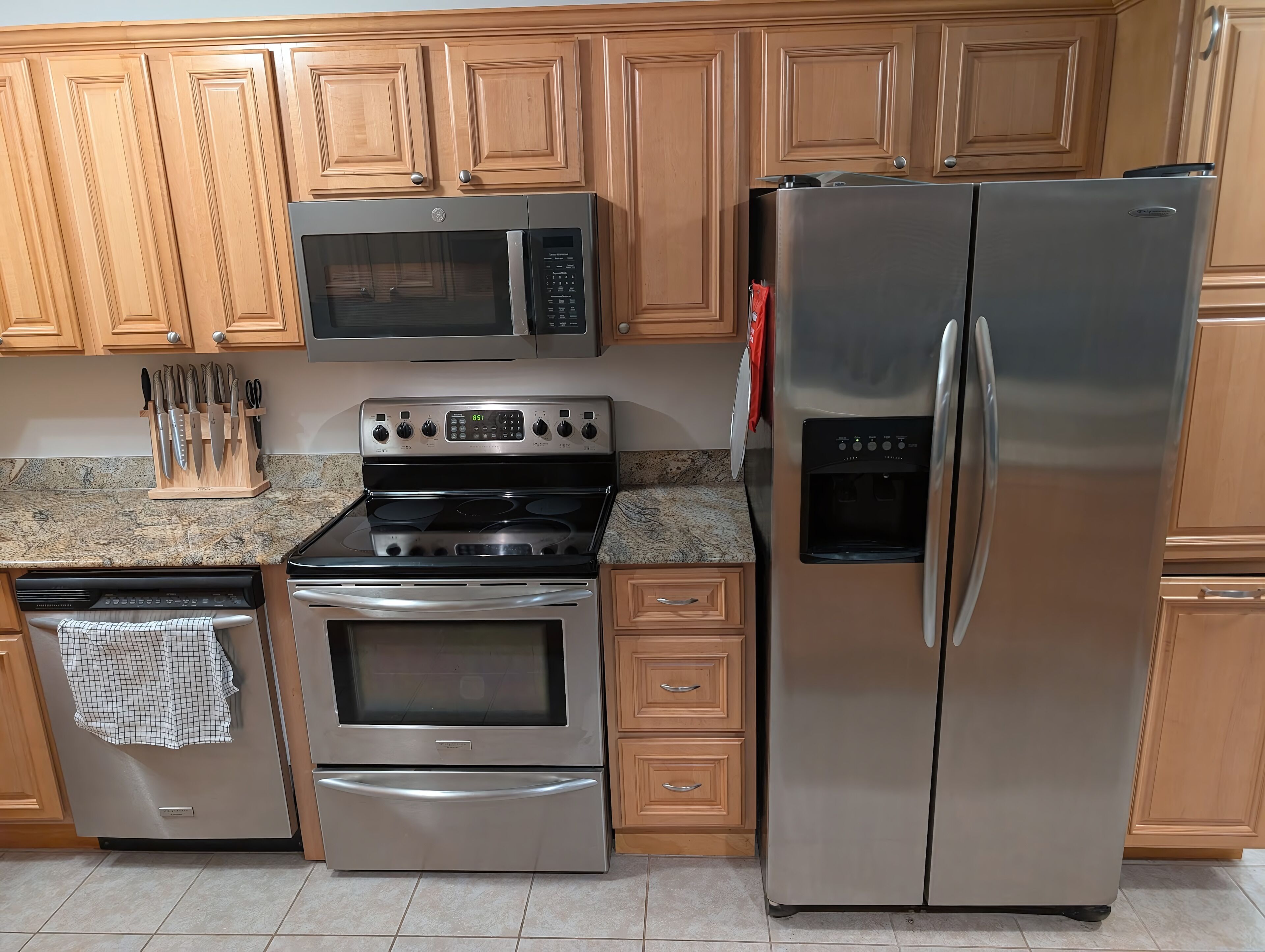 Mini-fridge, microwave, oven, stovetop