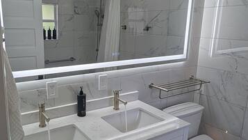 Habitación doble Deluxe, 1 cama King size, para no fumadores, chimenea (Ember Room) | Baño | Secadora de cabello y toallas