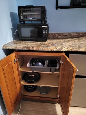 Coffee/tea maker, fridge, microwave, stovetop - Downtown Wailuku • Queen Bed + Window AC (Wailuku)