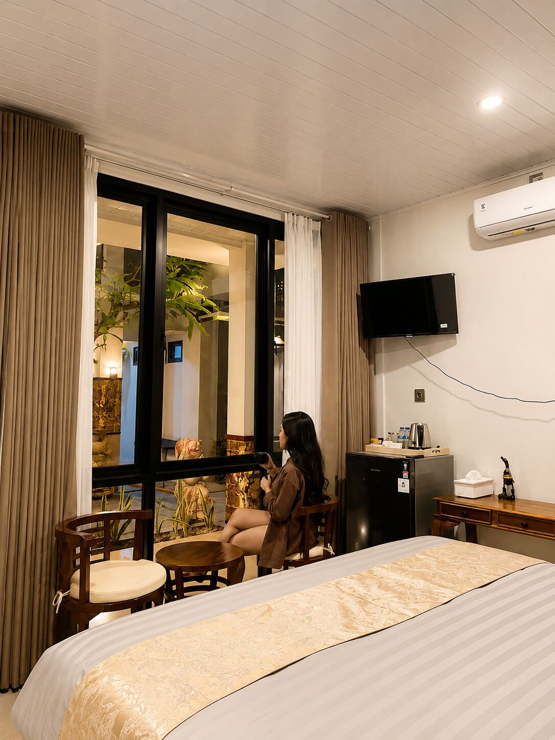 Family Room, Pool View | Free WiFi