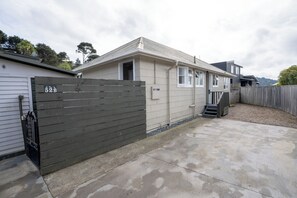 Exterior - Lorenzen Bay Bungalow by The Sea (Raglan)