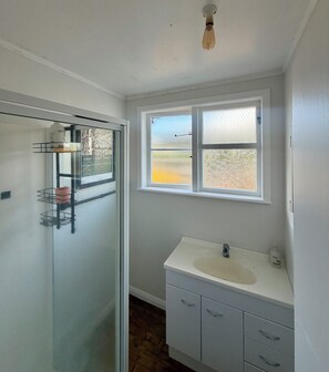 Bathroom - Lorenzen Bay Bungalow by The Sea (Raglan)