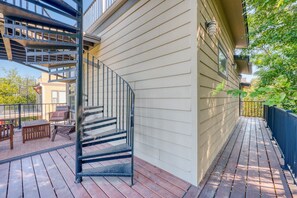 A wooden deck with a spiral staircase leading to a balcony. - *New* Austin Skyline Vista 🦚 | Rooftop Views, South First Vibes 🌵🎸 (Austin)