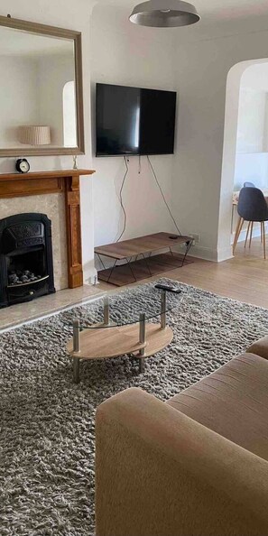 Living area - Cosy London Apartment with 2 Bedrooms (London)