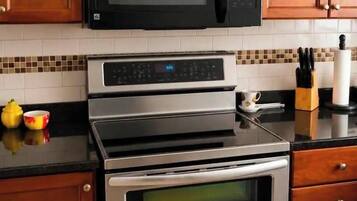 Coffee/tea maker, fridge, microwave, oven