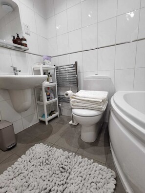 A bathroom with a sink, toilet, and bathtub. - Spacious Clean Central Near Train Stn & University (Edinburgh)
