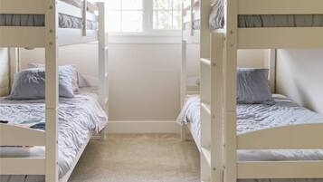 2 bedrooms, iron/ironing board, WiFi